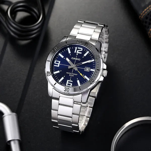 Casio MTP-VD01D-2B férfi karóra, nemesacél, kék számlap, 45 mm, 50 m, dátum