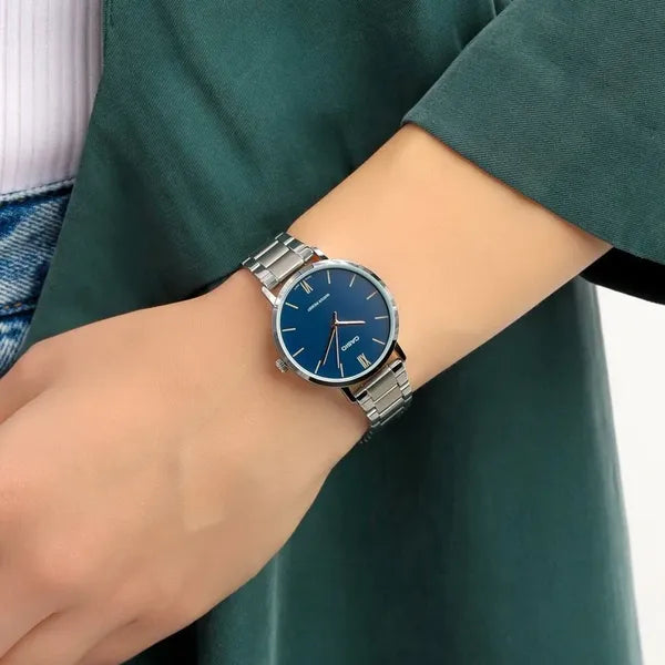 Casio LTP-VT01D-2B női karóra, ezüst acél szíj, kék számlap, WR30