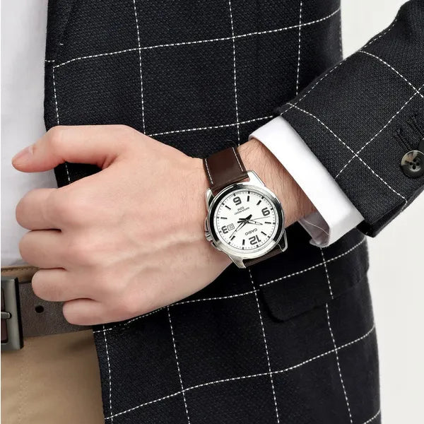 Casio MTP-1314L-7AVEF férfi karóra, fehér számlap, barna bőrszíj, WR50