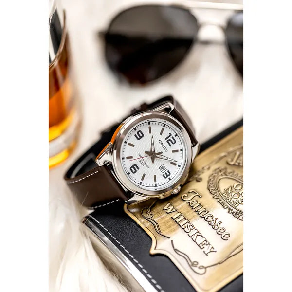 Casio MTP-1314L-7AVEF férfi karóra, fehér számlap, barna bőrszíj, WR50
