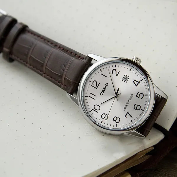 Casio MTP-V002L-7B2 férfi kvarc karóra, 44 mm, ezüst számlap, barna bőrszíj