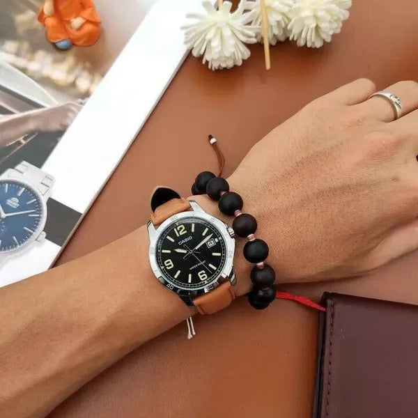 Casio MTP-V004L-1B2 férfi karóra, fekete számlap, barna bőrszíj, dátum, WR30