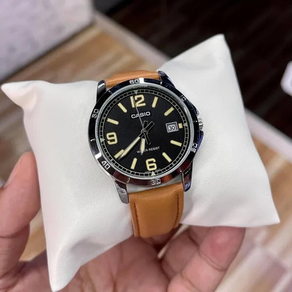 Casio MTP-V004L-1B2 férfi karóra, fekete számlap, barna bőrszíj, dátum, WR30