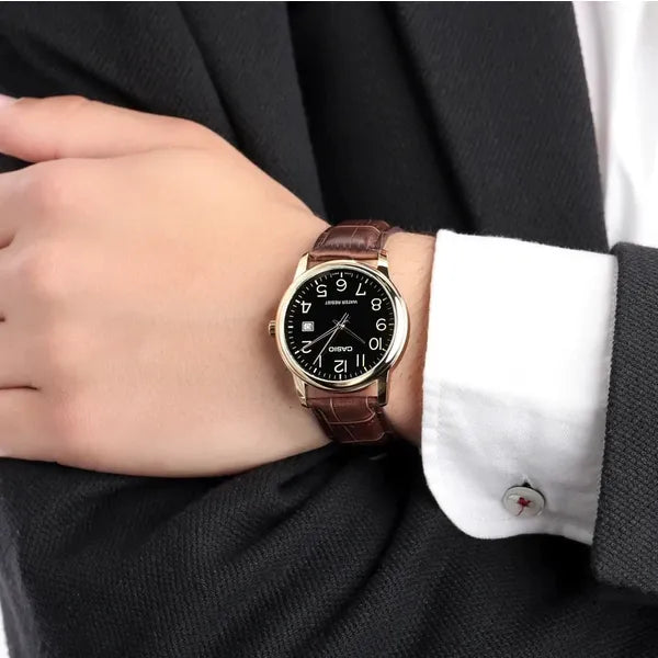 Casio férfi karóra, kvarc, aranyszínű tok, fekete számlap, barna bőrszíj, WR30