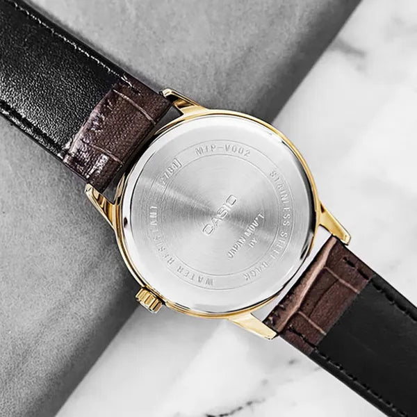 Casio férfi karóra, kvarc, aranyszínű tok, fekete számlap, barna bőrszíj, WR30