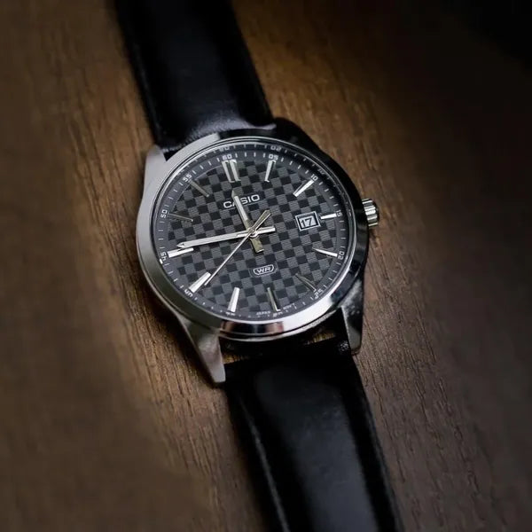 Casio MTP-VD03L-1A férfi karóra, fekete számlap, bőr szíj, WR50, 42 mm