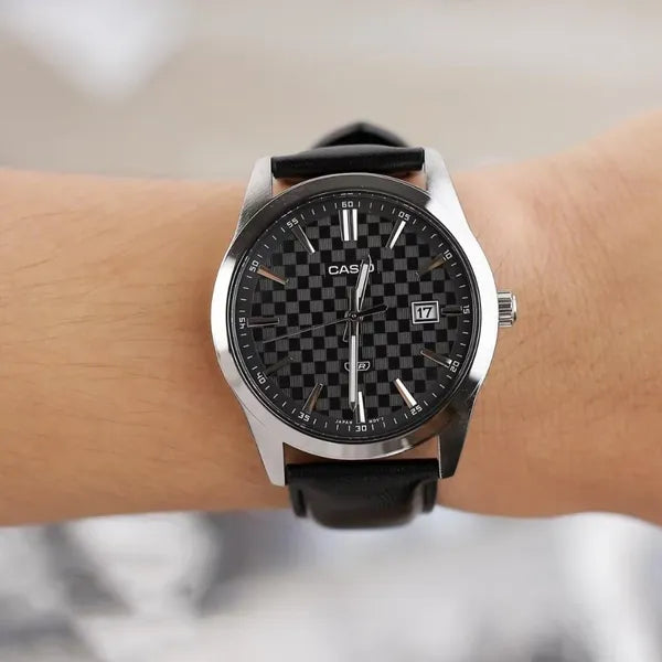 Casio MTP-VD03L-1A férfi karóra, fekete számlap, bőr szíj, WR50, 42 mm