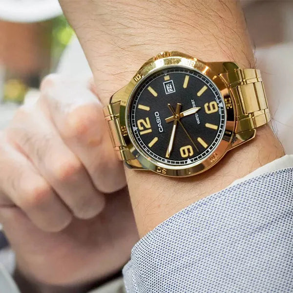 Casio MTP-V004G-1B férfi karóra, arany acél, fekete számlap, kvarc, dátum, WR30