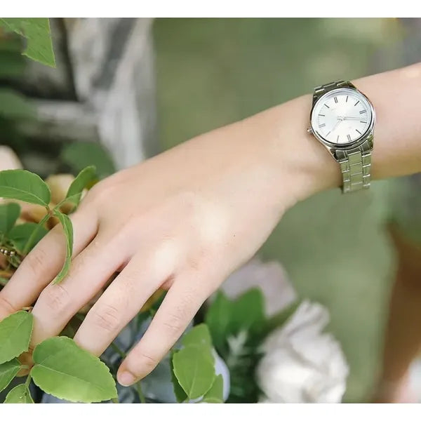 Casio LTP-V005D-7A női kvarcóra, acél karkötő, ezüst számlap, 28 mm, WR30