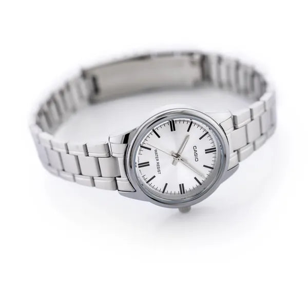 Casio LTP-V005D-7A női kvarcóra, acél karkötő, ezüst számlap, 28 mm, WR30