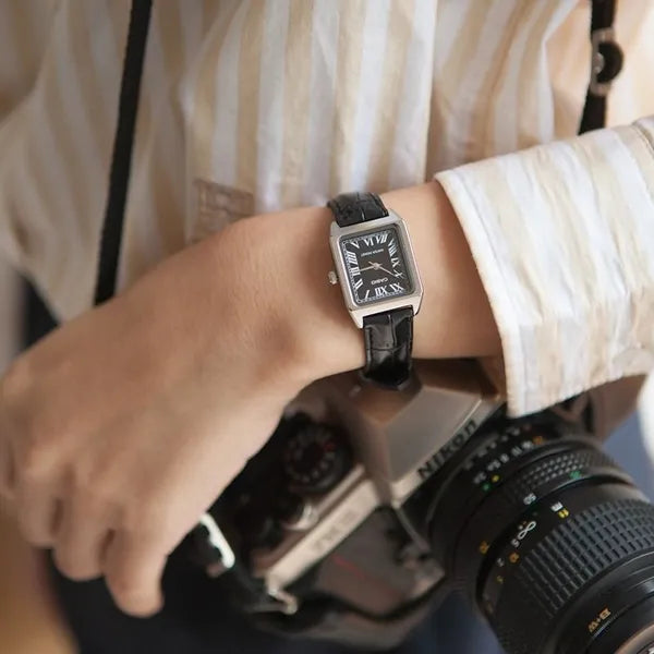 Casio LTP-V007L-1BUDF női karóra, téglalap tokú, fekete bőr szíj, WR30, kvarc