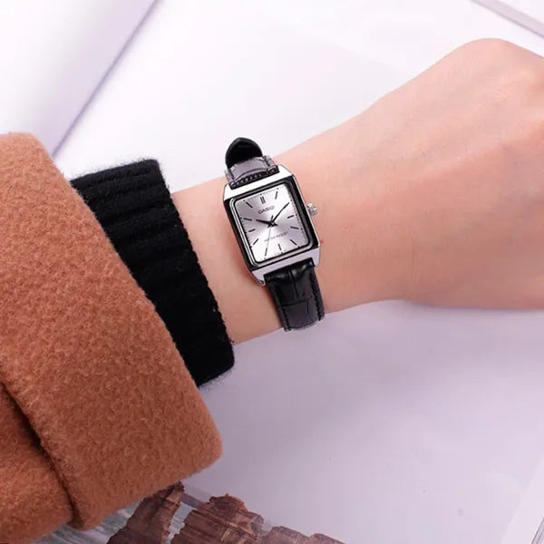 Casio LTP-V007L-7E1 női karóra, téglalap tok, fekete bőrszíj, ezüst számlap