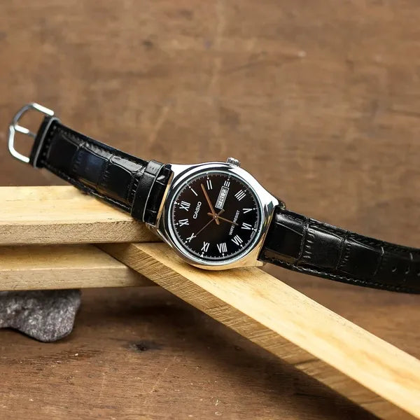 Casio MTP-V006L-1B férfi kvarc karóra, fekete számlap, bőr szíj, WR30, díszdoboz