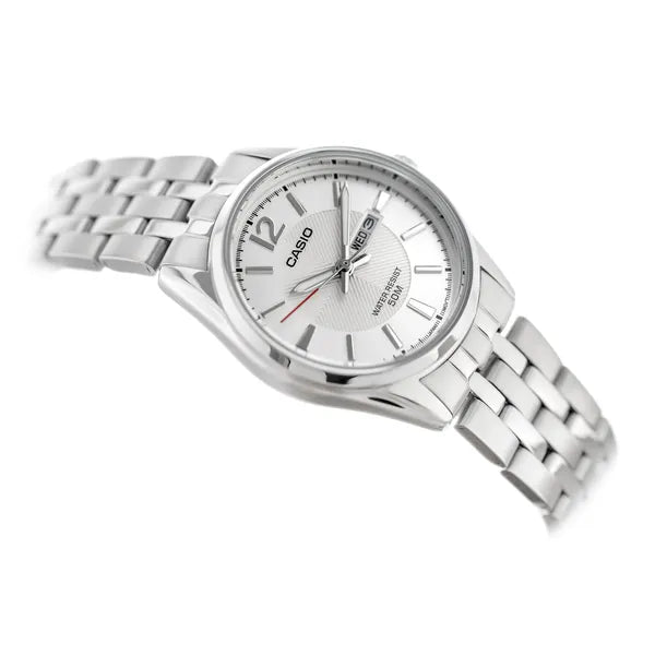Casio LTP-1335D-7A női karóra, ezüst számlap, acél szíj, WR50, dátum, díszdoboz