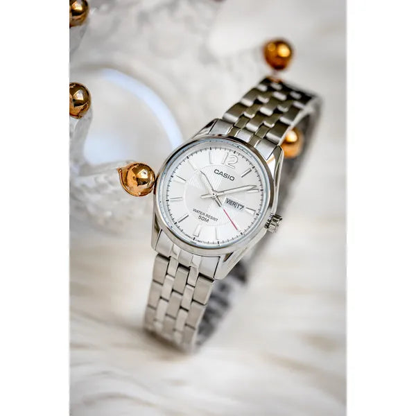 Casio LTP-1335D-7A női karóra, ezüst számlap, acél szíj, WR50, dátum, díszdoboz