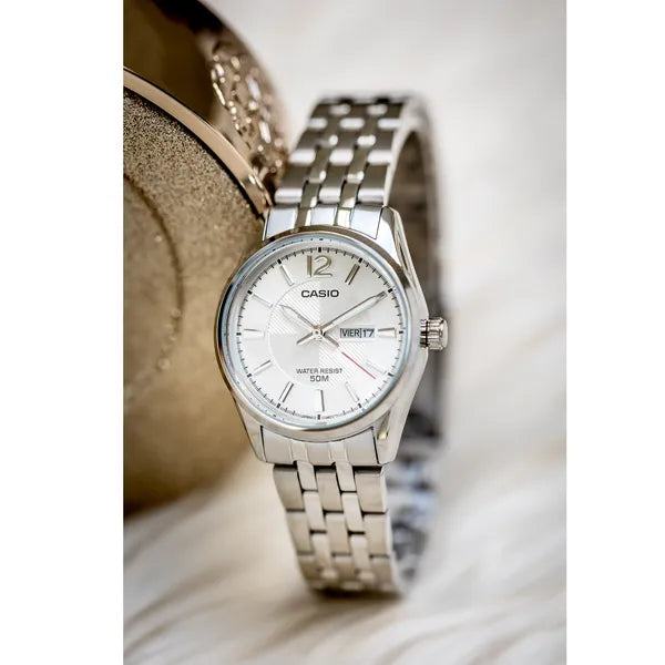 Casio LTP-1335D-7A női karóra, ezüst számlap, acél szíj, WR50, dátum, díszdoboz