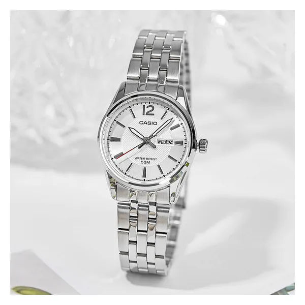 Casio LTP-1335D-7A női karóra, ezüst számlap, acél szíj, WR50, dátum, díszdoboz