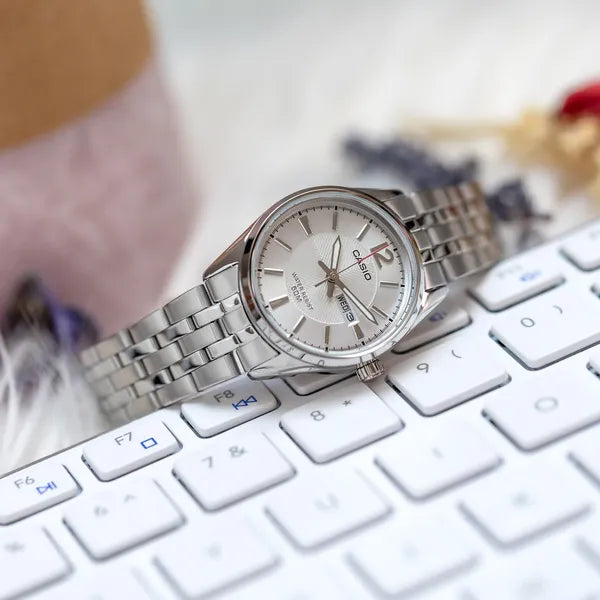 Casio LTP-1335D-7A női karóra, ezüst számlap, acél szíj, WR50, dátum, díszdoboz