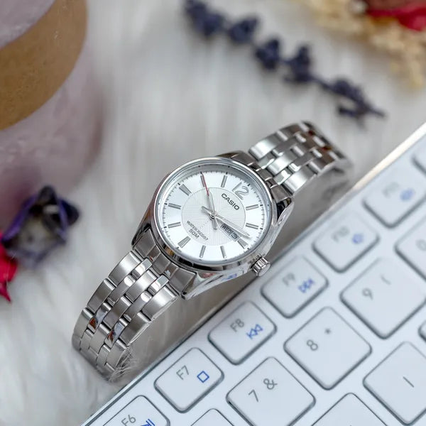 Casio LTP-1335D-7A női karóra, ezüst számlap, acél szíj, WR50, dátum, díszdoboz