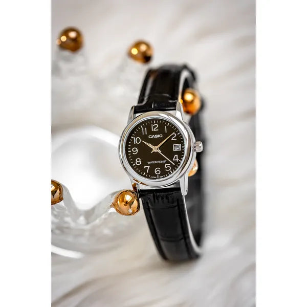 Casio női karóra LTP-V002L-1B, fekete számlap, bőr szíj, WR30, díszdoboz