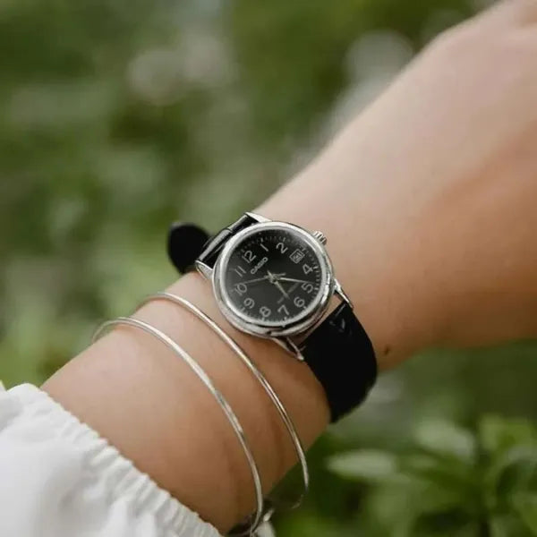Casio női karóra LTP-V002L-1B, fekete számlap, bőr szíj, WR30, díszdoboz