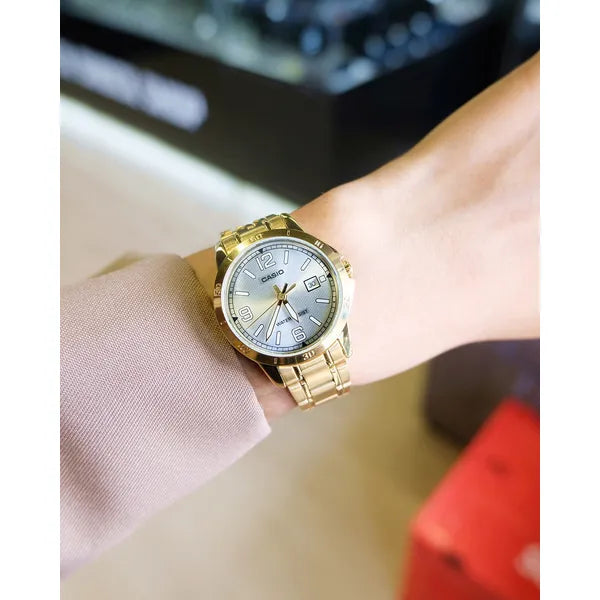 Casio LTP-V004G-7B2 női karóra, arany acél karkötő, ezüst számlap, dátum