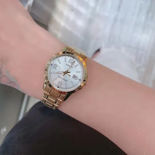 Casio LTP-V004G-7B2 női karóra, arany acél karkötő, ezüst számlap, dátum