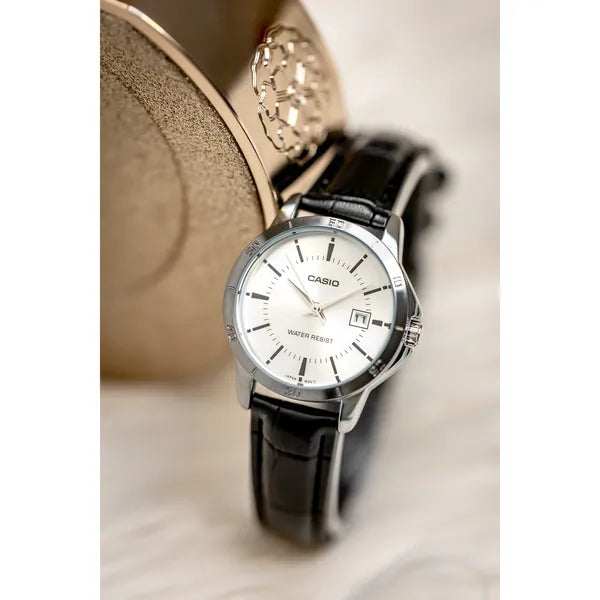 Casio LTP-V004L-7A női kvarc karóra, 30 mm, WR30, fekete bőrszíj, dátum