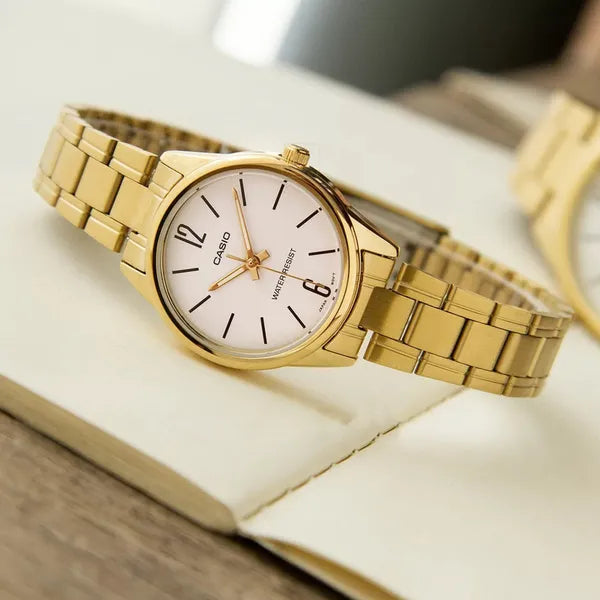 Casio LTP-V005G-7B női karóra arany acél, fehér számlap, WR30 28 mm