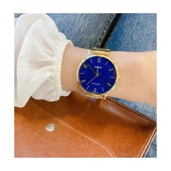 Casio LTP-VT01G-2B női karóra, arany acél, kék számlap, 40 mm, WR30