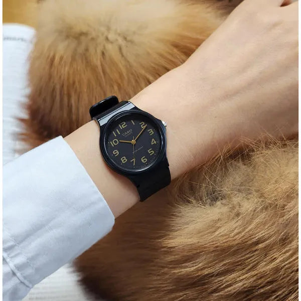Casio MQ-24-1B2 uniszex kvarc karóra, fekete/arany, WR30, műanyag, 35 mm