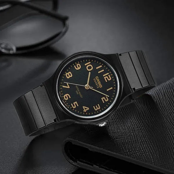 Casio MQ-24-1B2 uniszex kvarc karóra, fekete/arany, WR30, műanyag, 35 mm
