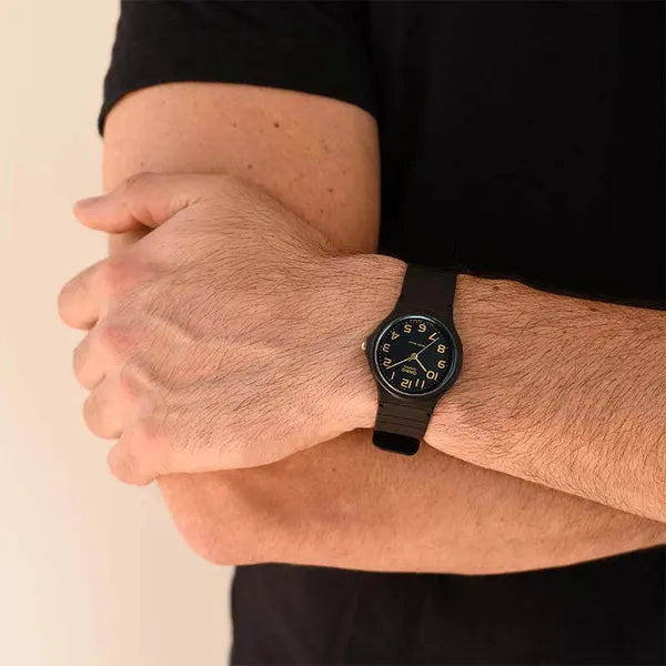 Casio MQ-24-1B2 uniszex kvarc karóra, fekete/arany, WR30, műanyag, 35 mm