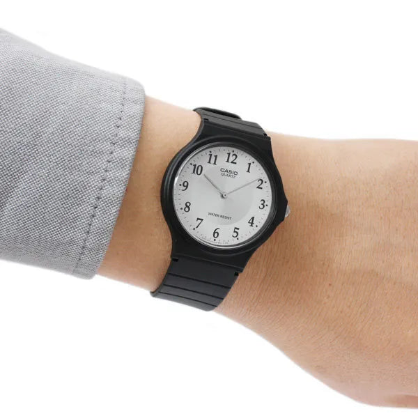Casio MQ-24-7B3 férfi karóra, kvarc, 35 mm, fehér számlap, WR30, díszdoboz