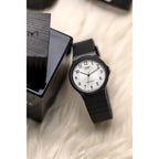 Casio MQ-24-7B3 férfi karóra, kvarc, 35 mm, fehér számlap, WR30, díszdoboz