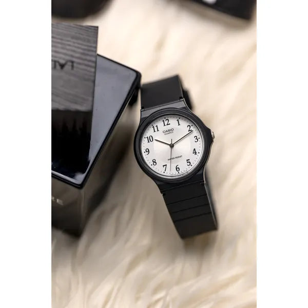 Casio MQ-24-7B3 férfi karóra, kvarc, 35 mm, fehér számlap, WR30, díszdoboz
