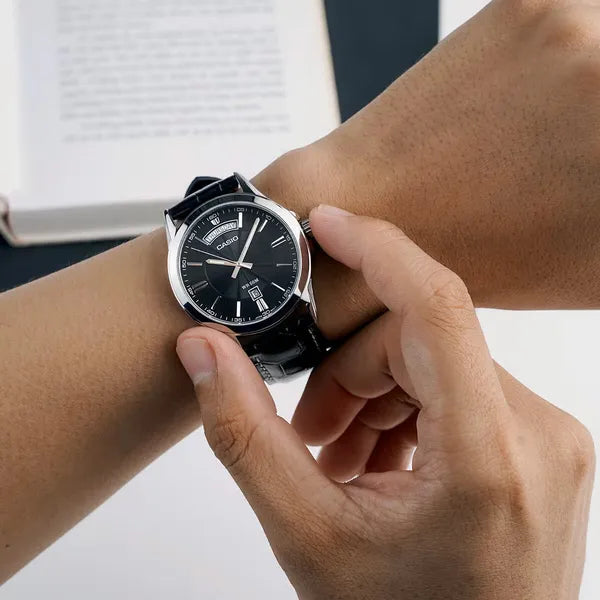 Casio MTP-1381L-1A férfi karóra, fekete bőr szíj, WR50, 40 mm