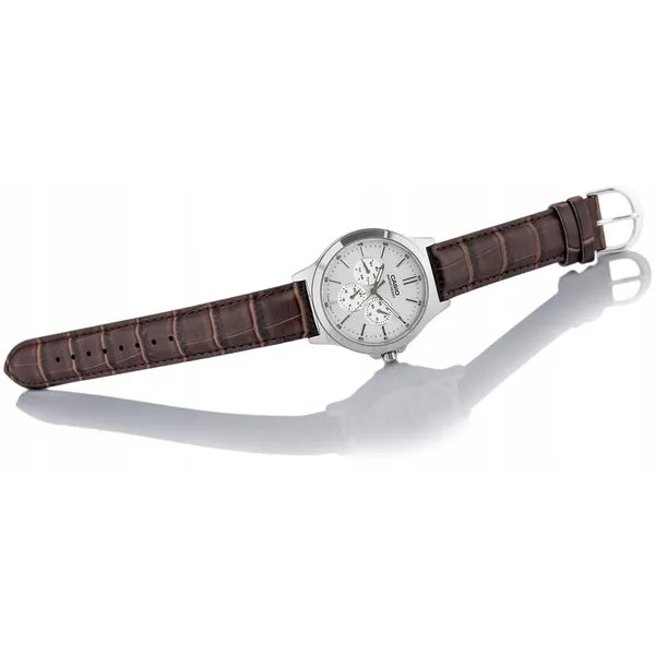 Casio MTP‑V300L‑7A férfi karóra, 41 mm, ezüst számlap, barna bőrszíj, WR30