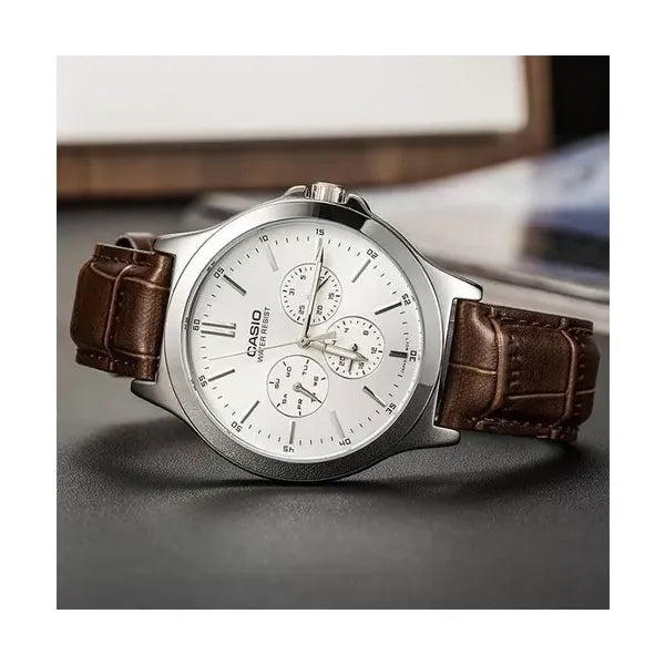 Casio MTP‑V300L‑7A férfi karóra, 41 mm, ezüst számlap, barna bőrszíj, WR30