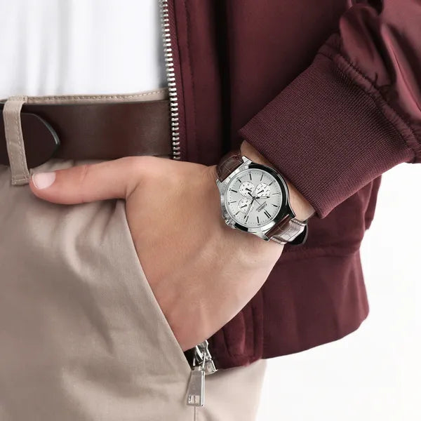 Casio MTP‑V300L‑7A férfi karóra, 41 mm, ezüst számlap, barna bőrszíj, WR30