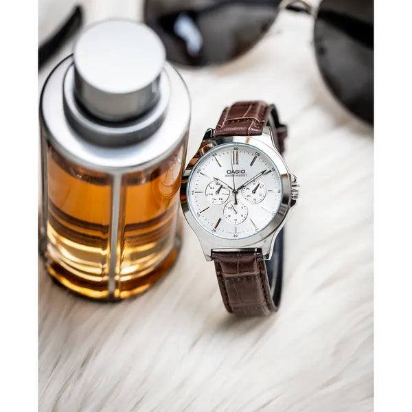 Casio MTP‑V300L‑7A férfi karóra, 41 mm, ezüst számlap, barna bőrszíj, WR30