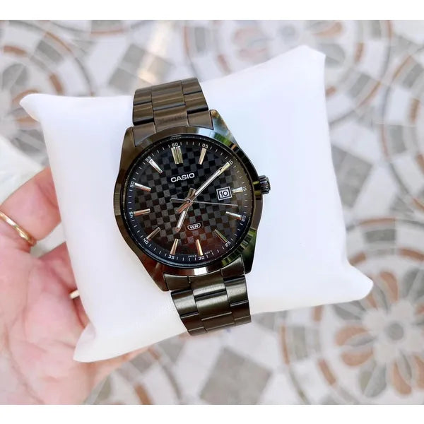 Casio MTP-VD03B-1A férfi karóra, fekete, 42 mm, kvarc, WR50, dátum, díszdoboz