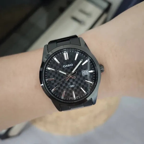 Casio MTP-VD03B-1A férfi karóra, fekete, 42 mm, kvarc, WR50, dátum, díszdoboz