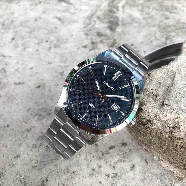 Casio MTP-VD03D-2A férfi kvarc karóra, acél, kék számlap, WR50, dátum, díszdoboz