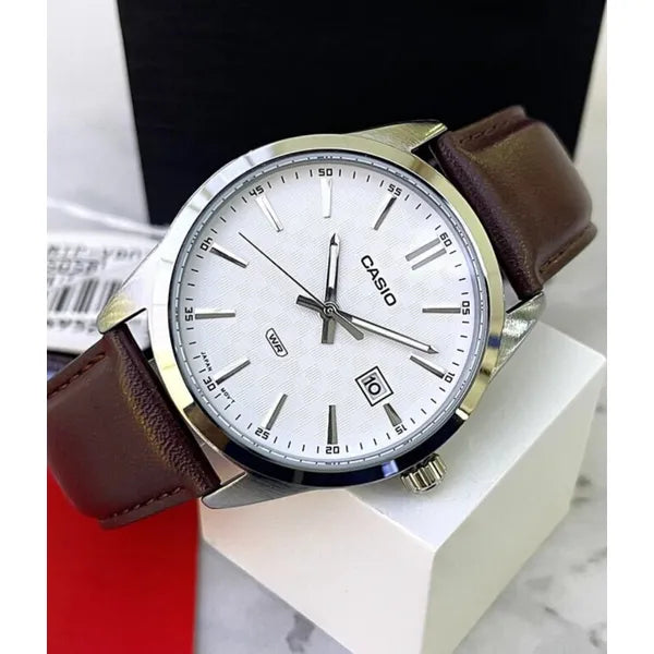 Casio MTP-VD03L-5A férfi karóra, barna bőrszíj, 42 mm, WR50, dátum