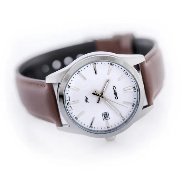 Casio MTP-VD03L-5A férfi karóra, barna bőrszíj, 42 mm, WR50, dátum