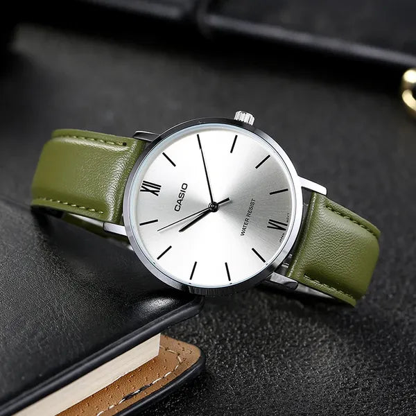 Casio MTP-VT01L-3B férfi karóra, zöld bőrszíj, ezüst tok, WR30, 40 mm