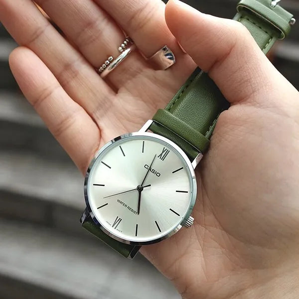 Casio MTP-VT01L-3B férfi karóra, zöld bőrszíj, ezüst tok, WR30, 40 mm