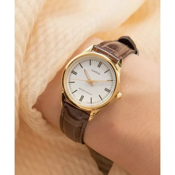 Casio LTP-V005GL-7A női karóra, aranytok, barna bőrszíj, fehér számlap, WR30
