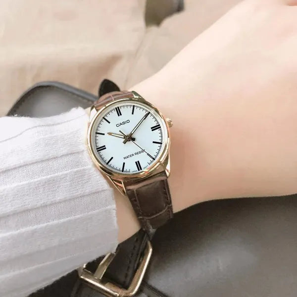 Casio LTP-V005GL-7A női karóra, aranytok, barna bőrszíj, fehér számlap, WR30